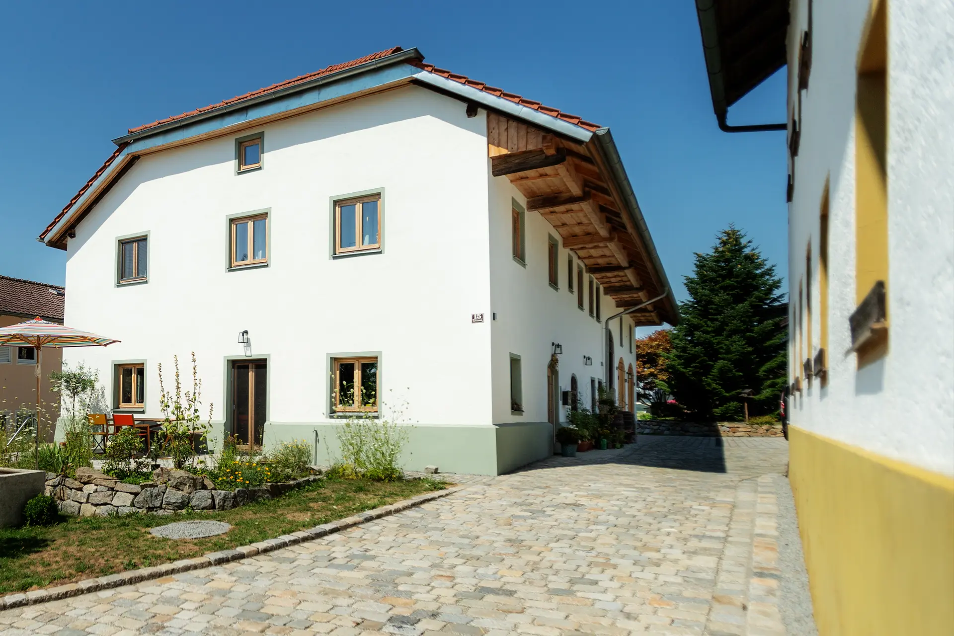 Stilvolle Altbausanierung in Fürstenzell-Scheuereck: Maßgefertigte Holzfenster der Schreinerei Renaltner bewahren den klassischen Charakter des Hauses.