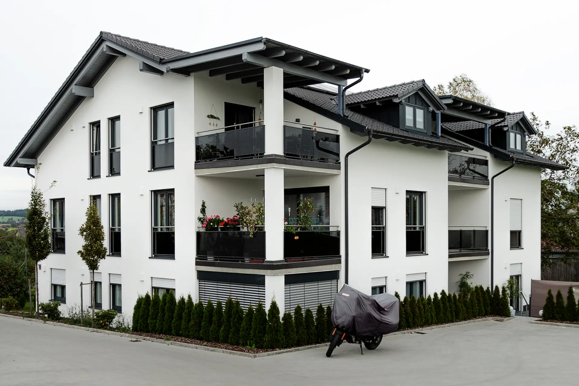 Große, barrierefreie Hebe-Schiebe-Türen aus Kunststoff-Acryl in der Wohnanlage Fürstenzell – Schreinerei Renaltner schafft fließende Übergänge von innen nach draußen.