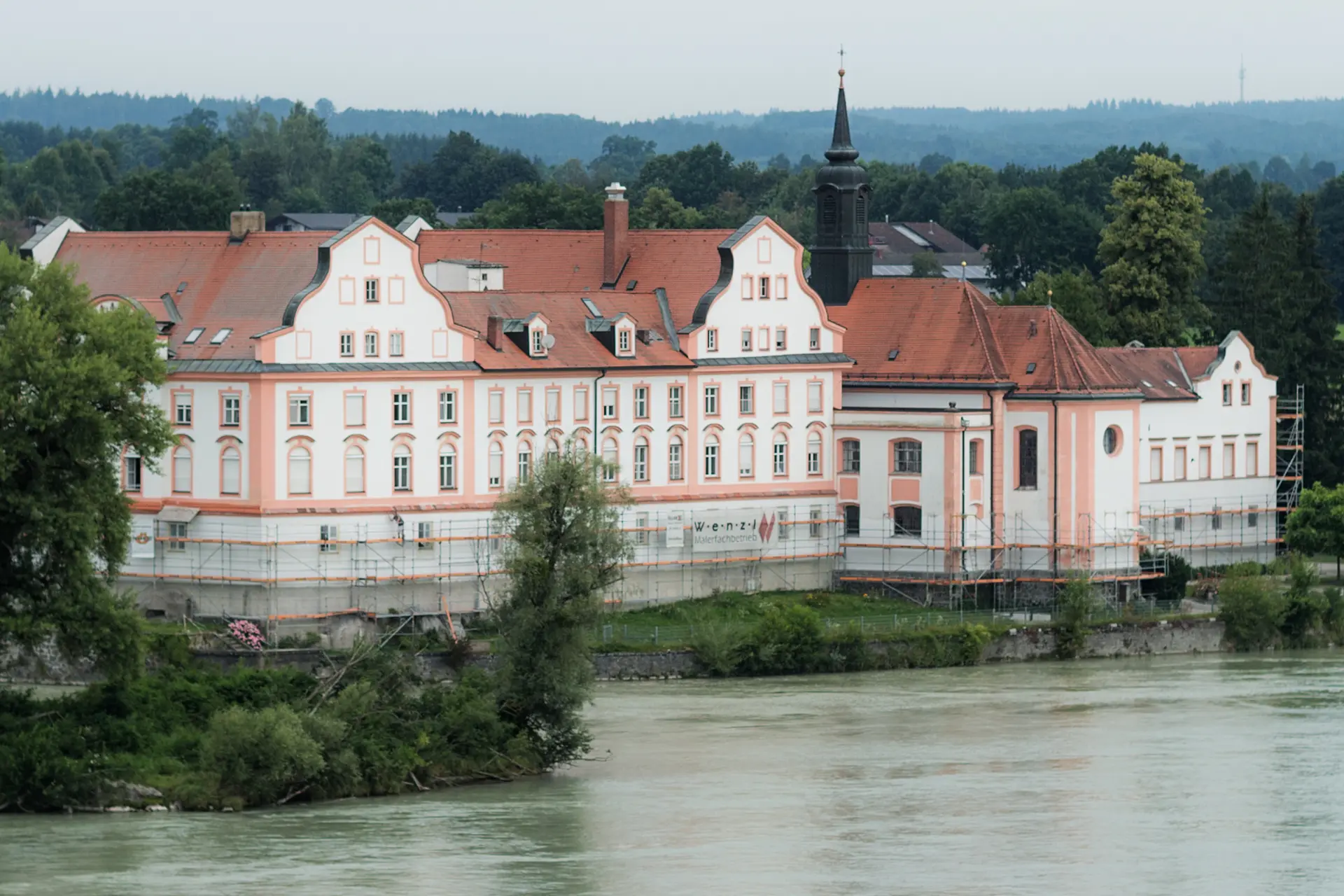 Denkmalgerechte Holzfenster aus Lärche mit weißer Oberfläche für die Maria Ward Realschule Neuhaus – ehrwürdige Gestaltung durch die Schreinerei Renaltner.