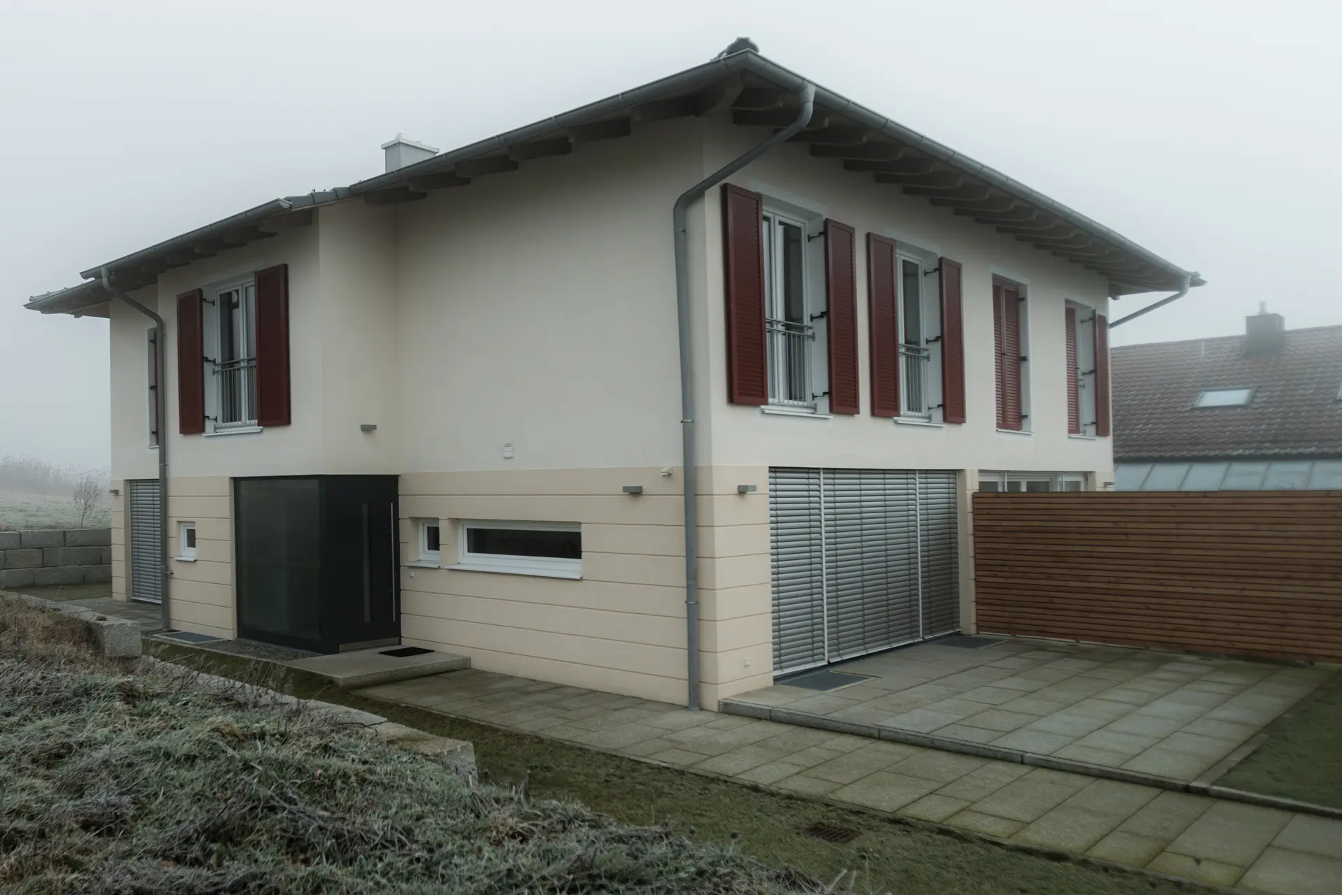 Energieeffiziente Kunststofffenster im Neubau eines Doppelhauses in Neukirchen am Inn – moderne Fensterfronten fachgerecht montiert von der Schreinerei Renaltner.