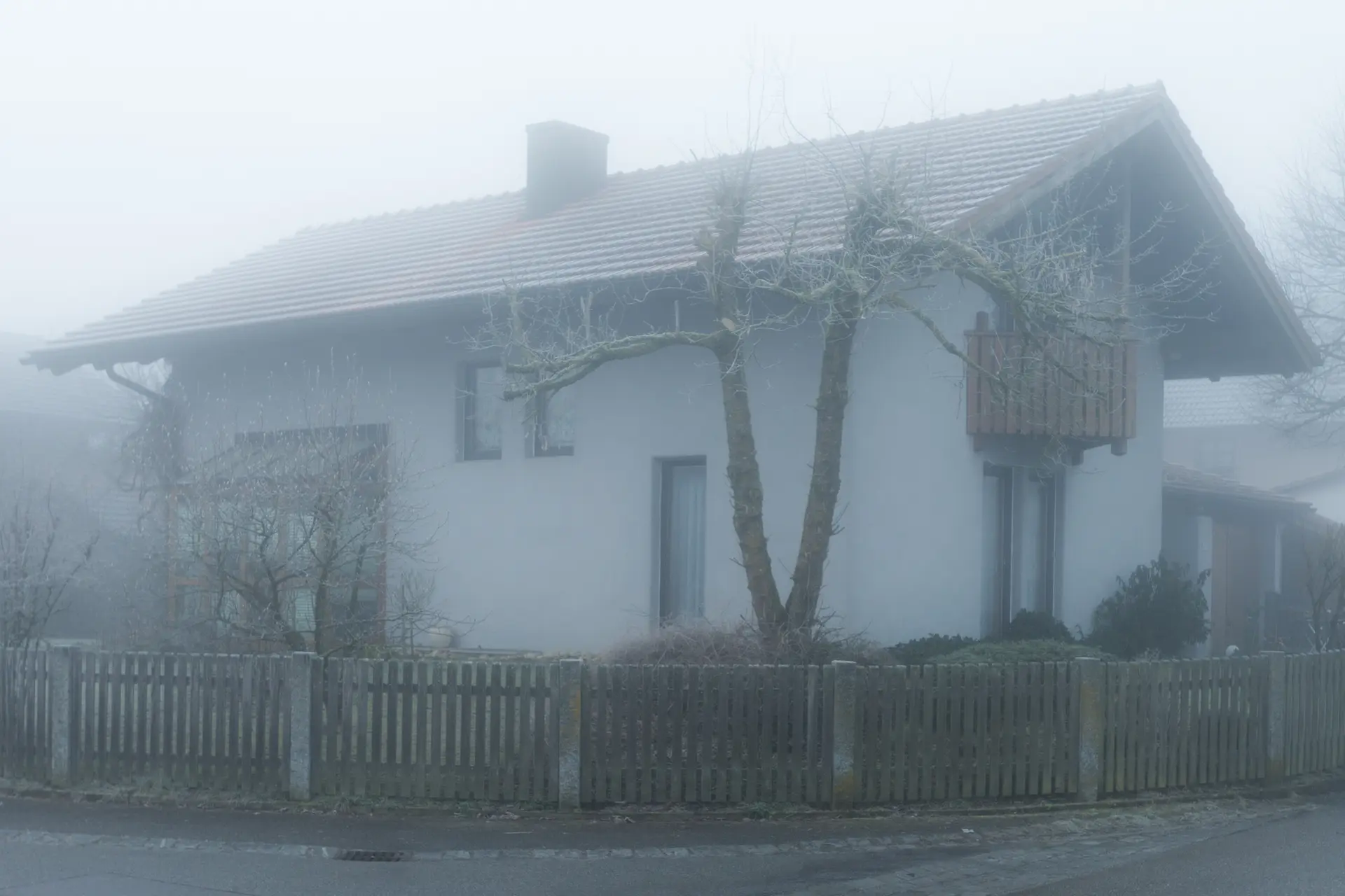 Natürliche Holzoptik im Innenraum eines Einfamilienhauses in Neukirchen am Inn – maßgefertigte Holzfenster der Schreinerei Renaltner für ein gesundes Raumklima.