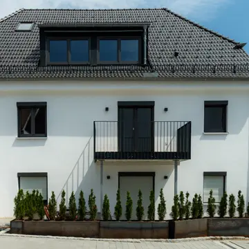 Referenzprojekt Altbau-Balkon in Neukirchen am Inn: Hochwertige Fensterlösungen von der Schreinerei Franz Renaltner – Qualität im Fensterbau für Niederbayern und München.