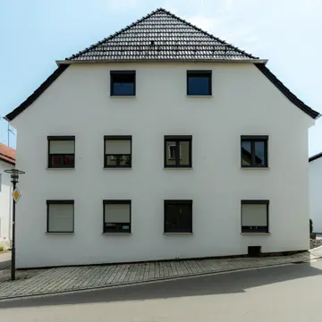 Referenzprojekt Altbau-Sanierung Neukirchen am Inn: Straßenseite mit Fensterlösungen der Schreinerei Franz Renaltner – Qualität im Fensterbau für Niederbayern und München