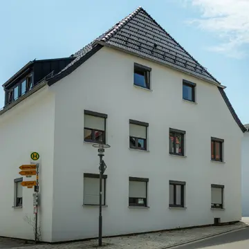 Referenzprojekt Neukirchen am Inn: Schnittstelle zwischen Alt- und Neubau mit Fensterlösungen der Schreinerei Franz Renaltner – Qualität für Niederbayern, Oberösterreich und München.