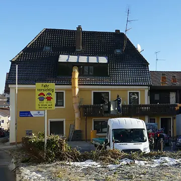 Projektstart Wohnanlage Neukirchen: Altbau und Rohbau im Vergleich. Fensterbau-Kompetenz durch die Schreinerei Franz Renaltner – Fachbetrieb für Niederbayern und Oberösterreich seit 1926.