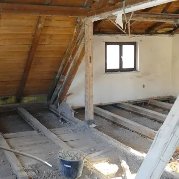 Wohnanlage Neukirchen am Inn: Rohbau-Innenansicht im Dachgeschoss mit montierten Kunststofffenstern der Schreinerei Franz Renaltner. Ihr Experte für Fensterbau in Passau, Niederbayern, Oberösterreich und München seit 1926.