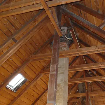 Baustellen-Referenz: Einbau von Kunststofffenstern im Dachgeschoss einer Wohnanlage in Neukirchen am Inn durch die Schreinerei Franz Renaltner – Fensterspezialist seit 1926.