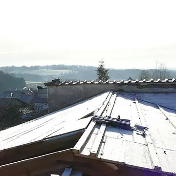 Außenansicht des Rohbaus einer Wohnanlage in Neukirchen am Inn mit Blick auf den Dachstuhl; montierte Kunststofffenster von der Schreinerei Franz Renaltner, Ihrem Experten für Fensterbau in Passau, Niederbayern und München seit 1926.