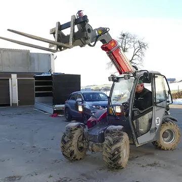 Logistik am Bau: Anlieferung der Kunststofffenster per Gabelstapler in Neukirchen am Inn durch die Schreinerei Franz Renaltner – Fensterspezialist seit 1926.