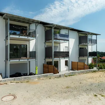 Referenzprojekt Neukirchen am Inn: Neubau-Impression im Sonnenuntergang mit Fensterlösungen der Schreinerei Franz Renaltner – Fensterspezialist für Niederbayern, München und Oberösterreich.