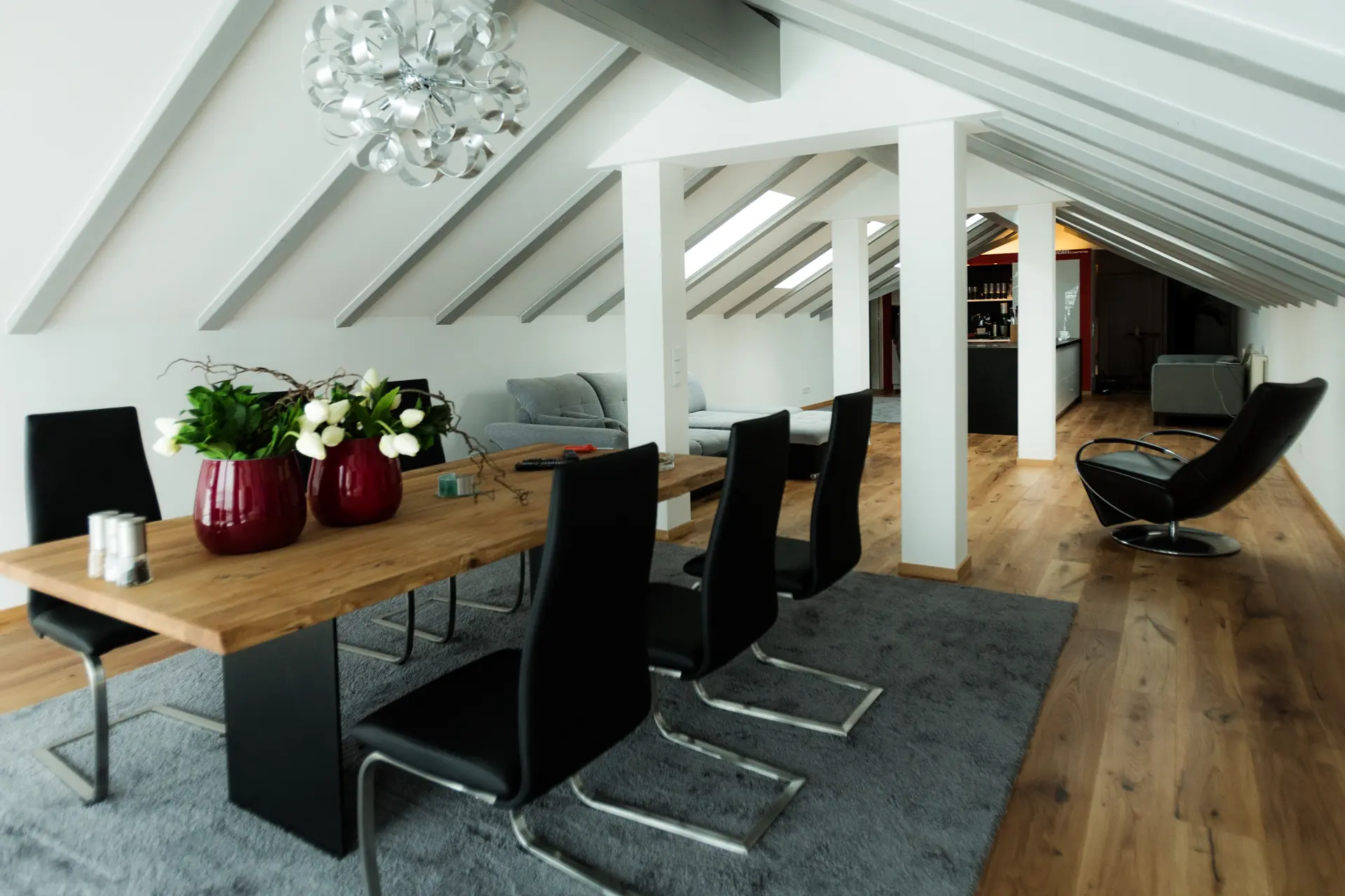 Maßgefertigte Fenster für ein Wohnhaus in Neureichenau – hochwertige Montage und langlebiges Design durch die Schreinerei Renaltner.