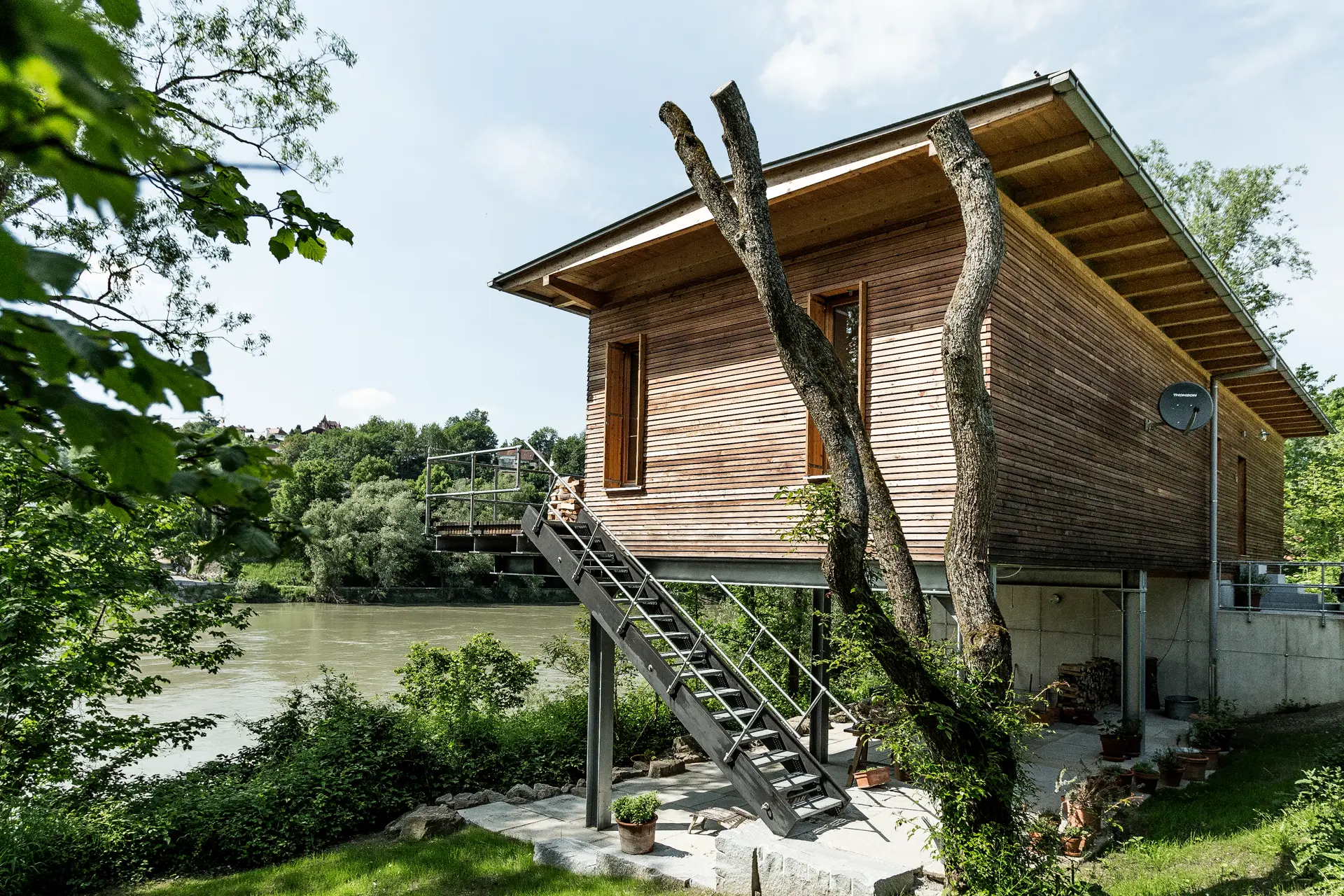 Maßgefertigte Lärchenholz-Fenster für das Privathaus eines Architekten in Passau – hochwertige Fensterlösungen der Schreinerei Renaltner für anspruchsvolle Architektur.