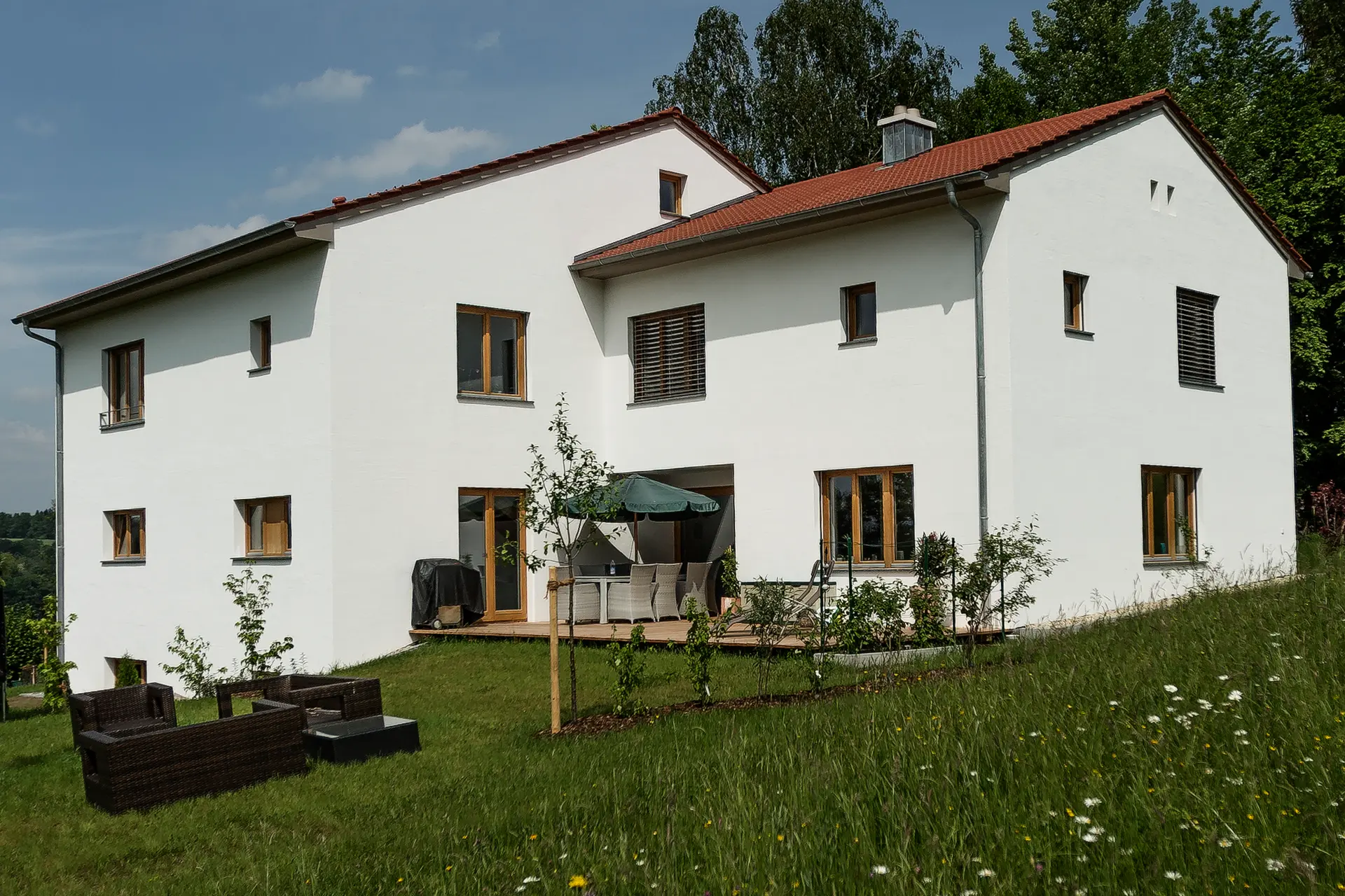 Wandbündige Zimmertüren aus Eiche mit Stahl-Eckzarge und verdeckten Bändern – moderne Inneneinrichtung im Architektenhaus Passau von Schreinerei Renaltner.
