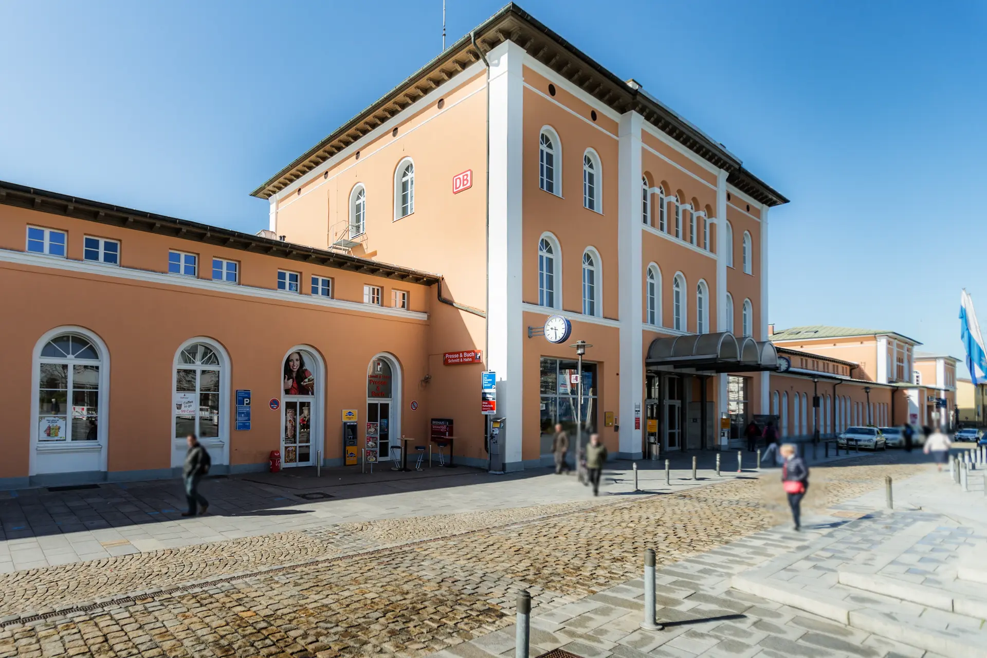 Über 100 maßgefertigte Rundbogen-Holzfenster am Hauptbahnhof Passau – denkmalgerechte Sanierung und Montage durch die Schreinerei Renaltner.