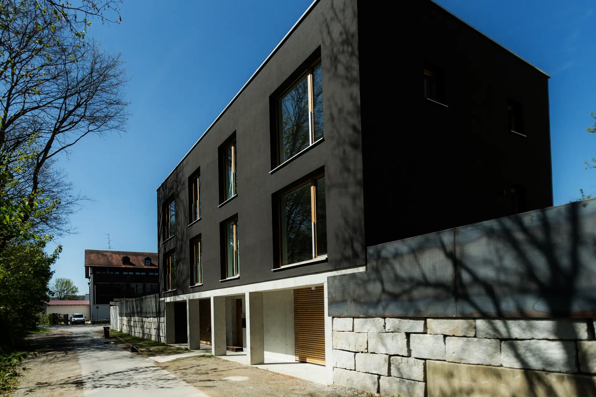 Handgemachtes Premium Holzfenster in Eiche Natur von Renaltner – einzigartige geschlossene Brüstung ohne sichtbare Fugen für zeitlose Architektur im Haus am Inn.
