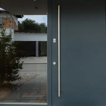 Exklusive Haustüranlage aus Eichenholz mit zwei Seitenteilen und moderner Sicherheitstechnik. Fachgerechte Maßanfertigung der Schreinerei Renaltner (Spezialist für Fenster & Türen seit 1926) in Niederbayern.