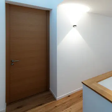 Moderner Innenausbau in Niederbayern: Schreinerei Renaltner realisiert raumhohe Türen, XXL Panoramafenster und Treppensicherungen für exklusive Wohnhäuser in Passau, Oberösterreich und München.