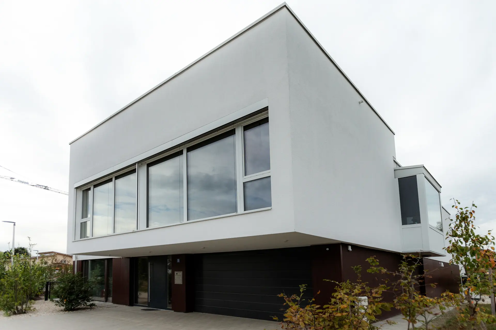 Beeindruckende 12 Meter lange Panorama-Schiebetüre von Renaltner in einem Neubau in Passau – bodentiefe Glasflächen in Eiche für ein grenzenloses Raumgefühl.