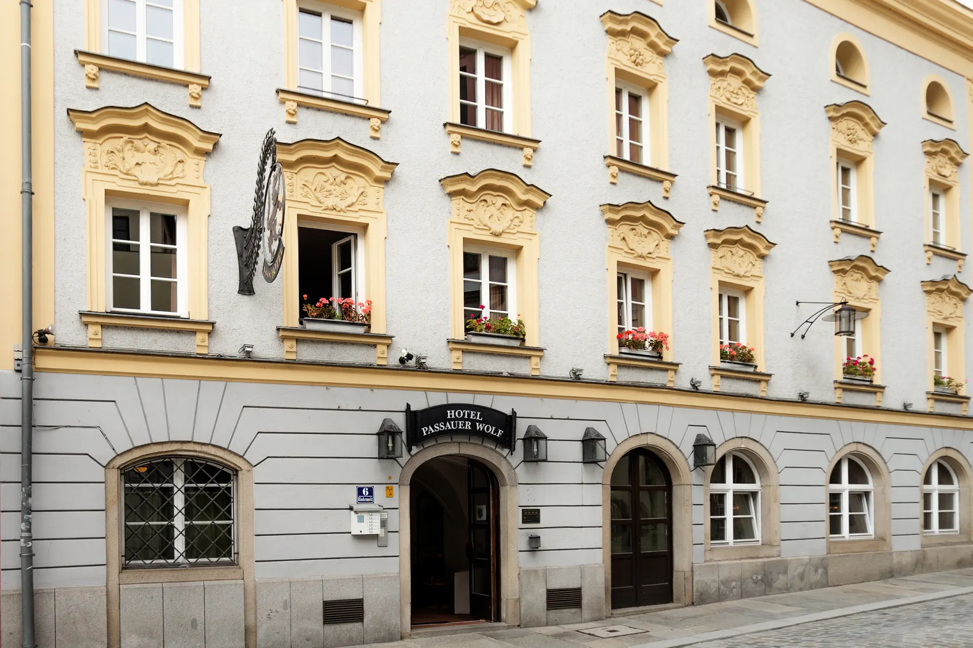 Historische Holzfenster für das Hotel Passauer Wolf: Denkmalgerechte Fertigung mit konstruktivem Holzwetterschenkel und integriertem Schallschutz von der Schreinerei Renaltner.