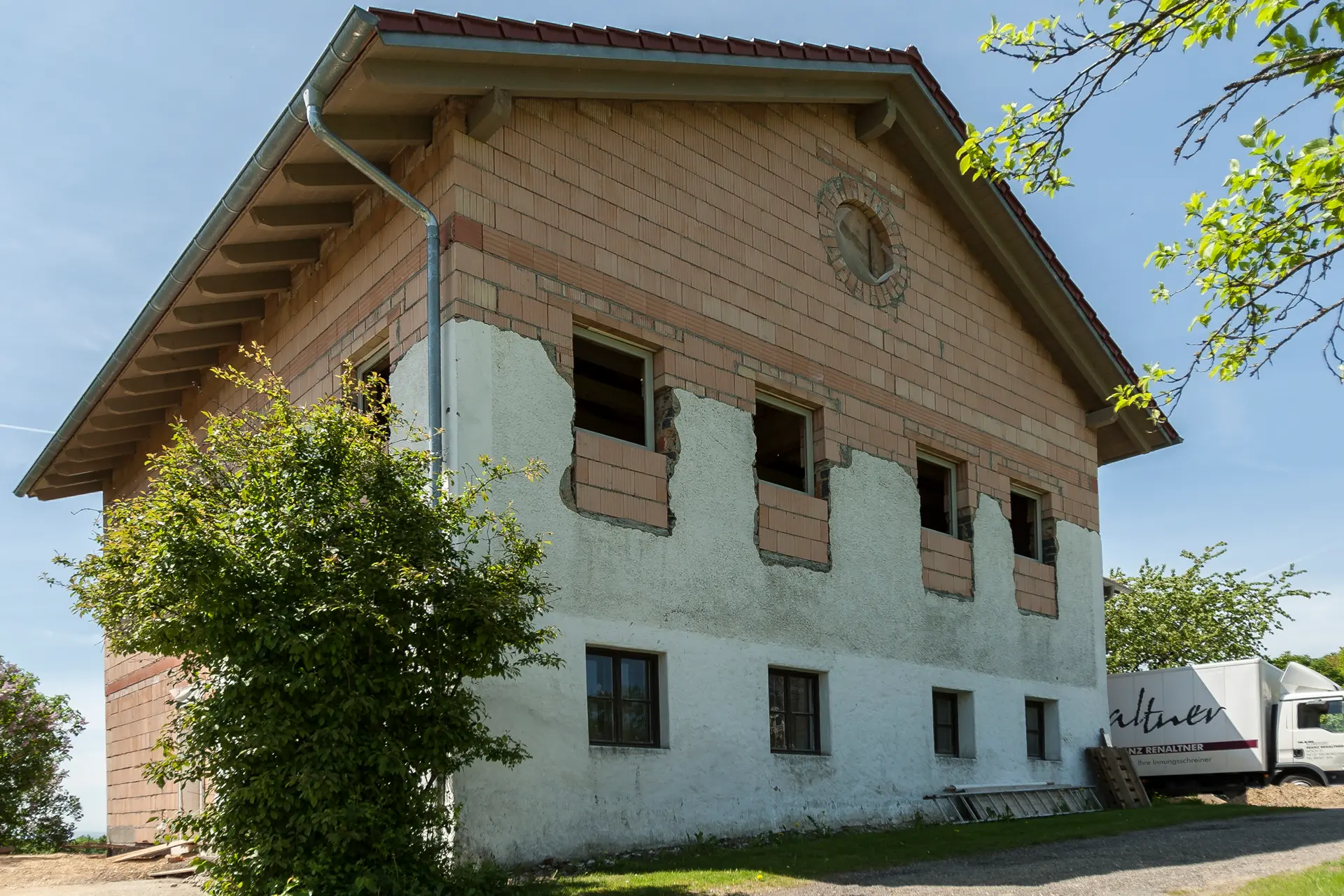 Gelungene Verbindung von Neubau und Altbau im Landkreis Passau: Wetterfeste Holz-Alu-Fenster der Schreinerei Renaltner sorgen für eine einheitliche und wohnliche Fassadengestaltung.