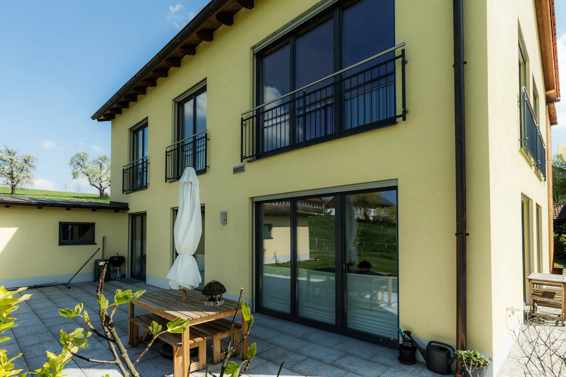 Robuste Kunststoff-Acryl-Fenster von Renaltner im Neubau – die untrennbare Acryl-Oberfläche garantiert Farbechtheit und lange Schönheit ohne Folienablösung.