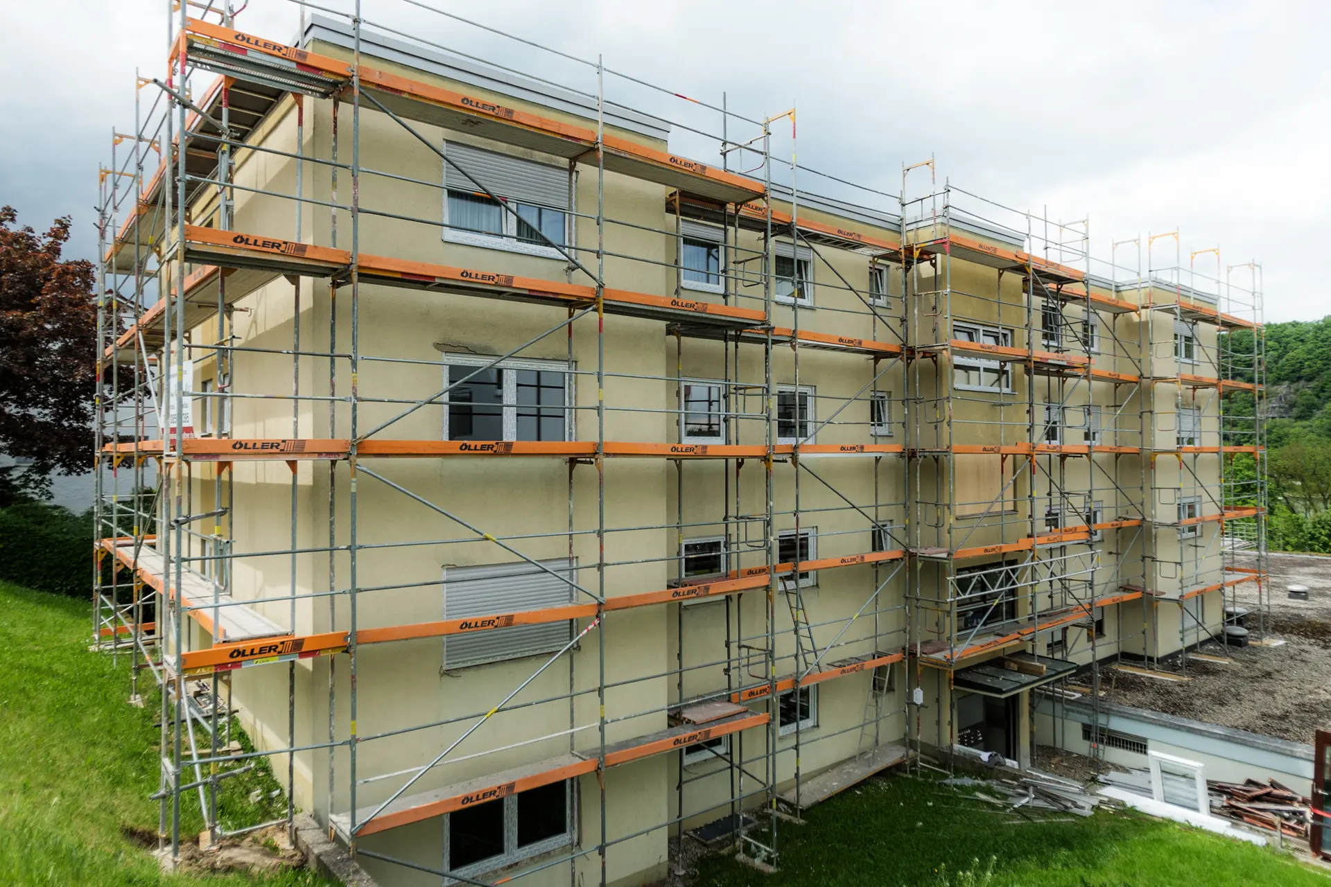 Fenstersanierung einer Wohnanlage in Passau durch Renaltner: Hochwertige Kunststofffenster mit Mitteldichtungs-System für optimalen Wärme- und Schallschutz.