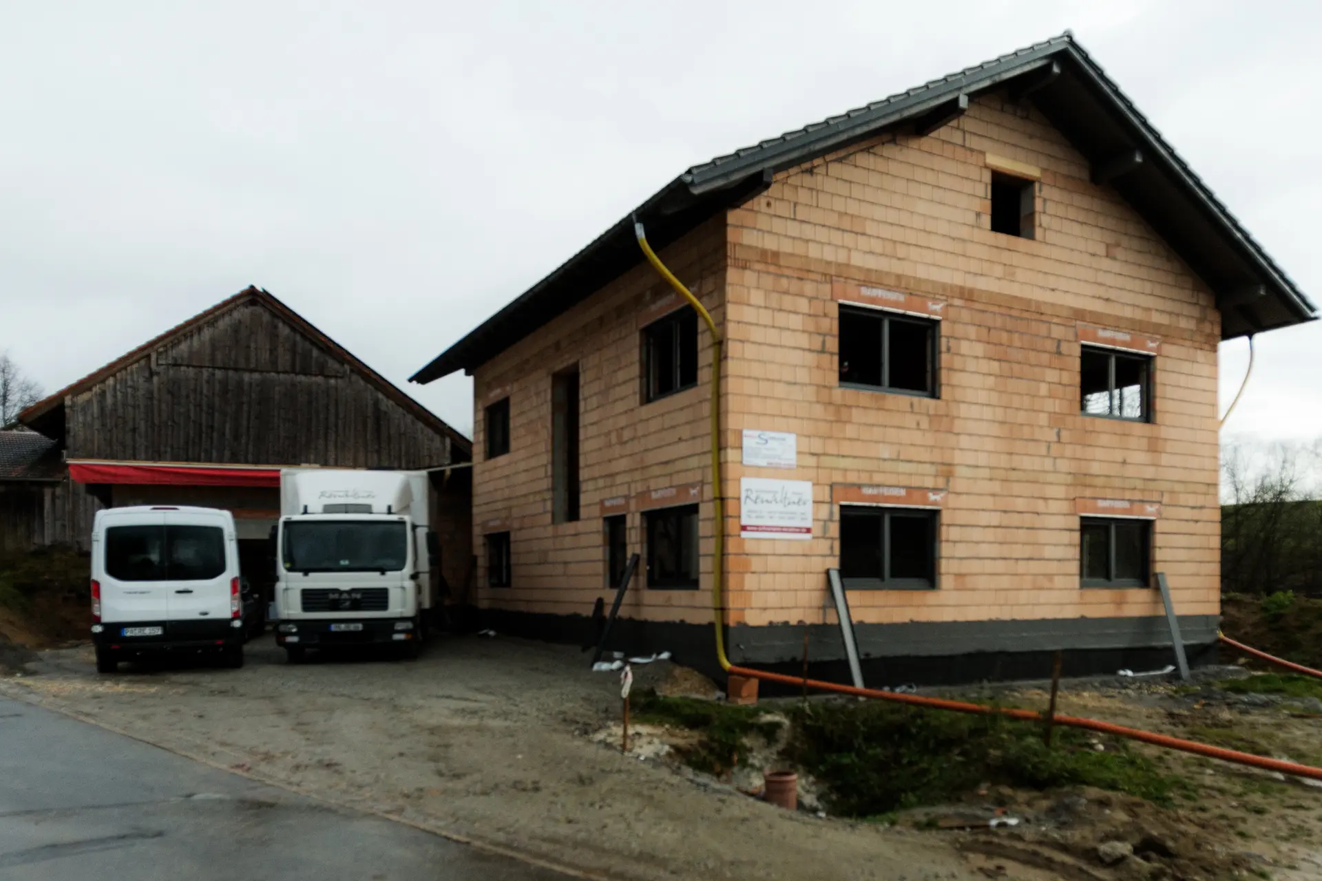 Moderner Neubau in Tittling Kothingrub mit hochwertigen Kunststoff-Alufenstern, fachgerecht montiert durch die Schreinerei Renaltner nach neuestem Standard.