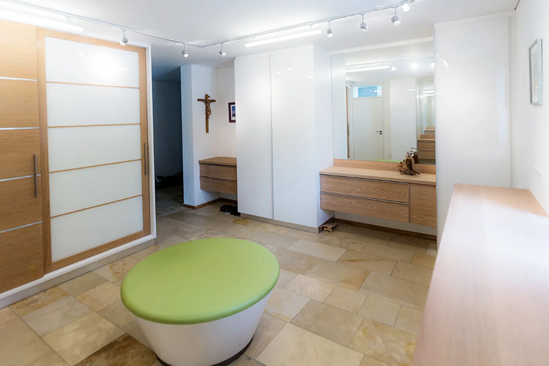 Einzigartige Sitzbank in Trichterform als Eyecatcher in der Inneneinrichtung – exklusives Möbeldesign und Handwerkskunst der Schreinerei Renaltner in Vilshofen.