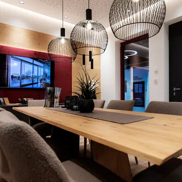 Innenansicht einer modernen Design-Haustür in einem offen gestalteten Wohn-Ess-Bereich der Ausstellung – Schreinerei Renaltner