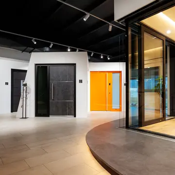 Ausstellungsraum mit modernen Haustüren und Fenstern der Schreinerei Renaltner beim Partner Putz in Büchlberg