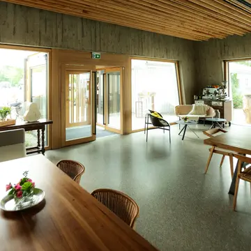 Individuell gefertigte Haustür im Sonderbau für das Luxus-Hotel Hofgut Hafnerleiten in Bad Birnbach – Schreinerei Renaltner