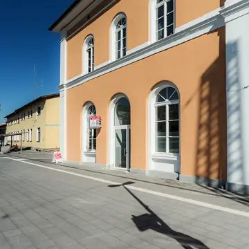 Historische Denkmalschutz-Haustüren am Bahnhof Passau, gefertigt und montiert von der Schreinerei Renaltner – Großprojekt Deutsche Bahn