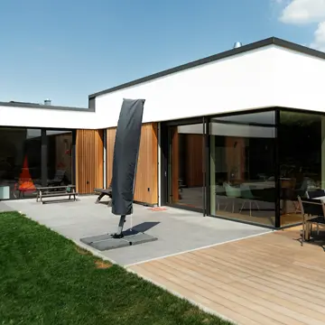 Außenansicht einer 12 Meter langen Panorama-Hebeschiebetür und pfostenlose Eckverglasung im Bungalow Fürstenzell – Sonderbau Schreinerei Renaltner