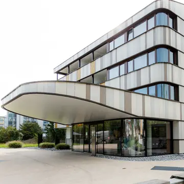 Außenansicht der Keramikfassade am Thermalresort Köck mit Hebeschiebetüren von Renaltner