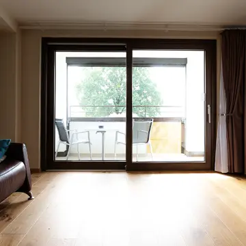 Innenansicht einer Hebeschiebetür in einer Hotelsuite des Thermalresorts Köck