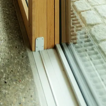 Nahaufnahme der Führungsschienen und Bodenschwelle einer Hebeschiebetür - Schreinerei Renaltner