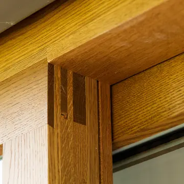 Detailansicht der oberen Führungsschiene einer Hebe-Schiebetür mit integrierter Außenjalousie – Schreinerei Renaltner