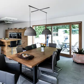 Architektenhaus in Passau mit zwei symmetrisch angeordneten Hebeschiebetüren aus Eiche Natur – Schreinerei Renaltner