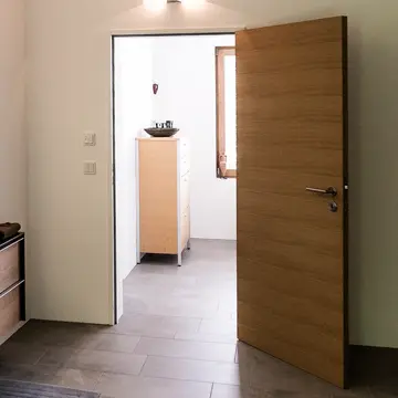 Wandbündige Zimmertür aus Eiche mit Stahlzarge im Architektenhaus Passau – Schreinerei Renaltner