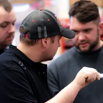 Renaltner Montage-Spezialisten bei der Schulung für Holz-Alu-Denkmalschutzfenster