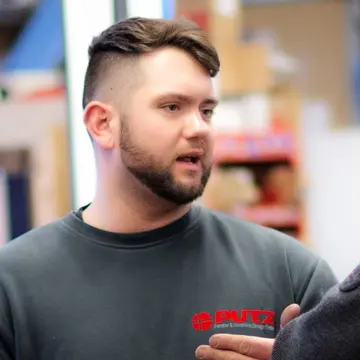 Qualitätskontrolle eines Holz-Alu-Musterfensters für den Denkmalschutz bei Putz & Renaltner