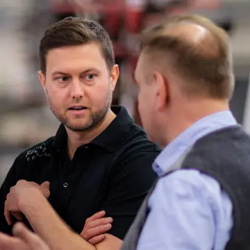 Johann Putz und Franz Renaltner bei der Analyse von Holz-Alu-Rahmen für den Denkmalschutz