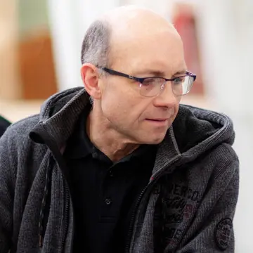 Johann Putz und Franz Renaltner prüfen Einbruchschutz-Details und Pilzkopfverriegelungen