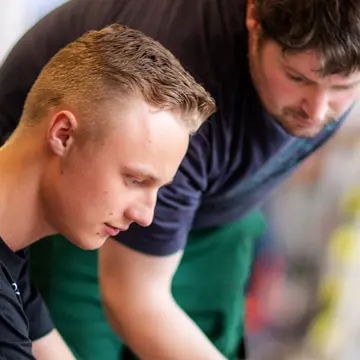 Spezialisten von Putz & Renaltner bei der Montage von Insektenschutz-Systemen