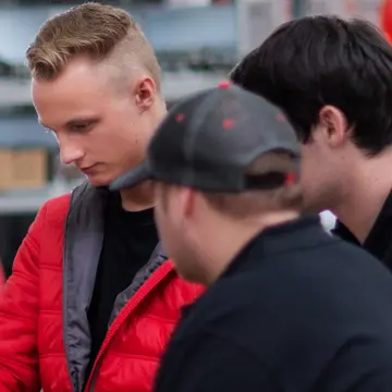 Johann Putz und Franz Renaltner Junior bei der Montage von Dichtebenen an Fenstern